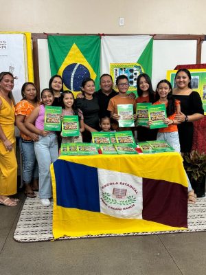Alunos do 5º ano do Ensino Fundamental da Escola Estadual de Tempo Integral (EETI) Professor Lázaro Ramos, localizada no município de Urucará (a 261 quilômetros de Manaus), apresentaram ao público a obra intitulada “Antologia da turma do 5º ano 1 – Patacoadas da turma”, que contém 57 textos autorais de estudantes que marcam, nas páginas, as histórias vivenciadas pela turma durante o ano de 2024.