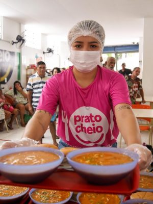 Criado pelo Governo do Amazonas como estratégia de combate à insegurança alimentar no Amazonas, o programa Prato Cheio opera, desde 2021, em duas modalidades distintas de serviço. Nos restaurantes, são servidas refeições completas pelo valor simbólico de R$ 1 real, enquanto nas cozinhas, são servidas sopas gratuitamente.
