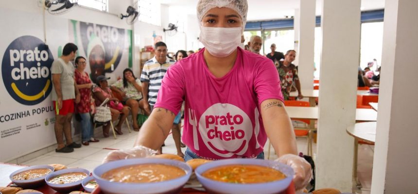 Criado pelo Governo do Amazonas como estratégia de combate à insegurança alimentar no Amazonas, o programa Prato Cheio opera, desde 2021, em duas modalidades distintas de serviço. Nos restaurantes, são servidas refeições completas pelo valor simbólico de R$ 1 real, enquanto nas cozinhas, são servidas sopas gratuitamente.