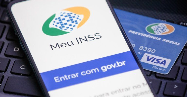 O Instituto Nacional do Seguro Social (INSS) começou a receber pedidos de pensão especial vitalícia e de indenização para pessoas com deficiência permanente decorrente da síndrome congênita causada pela infecção pelo vírus Zika durante a gestação.