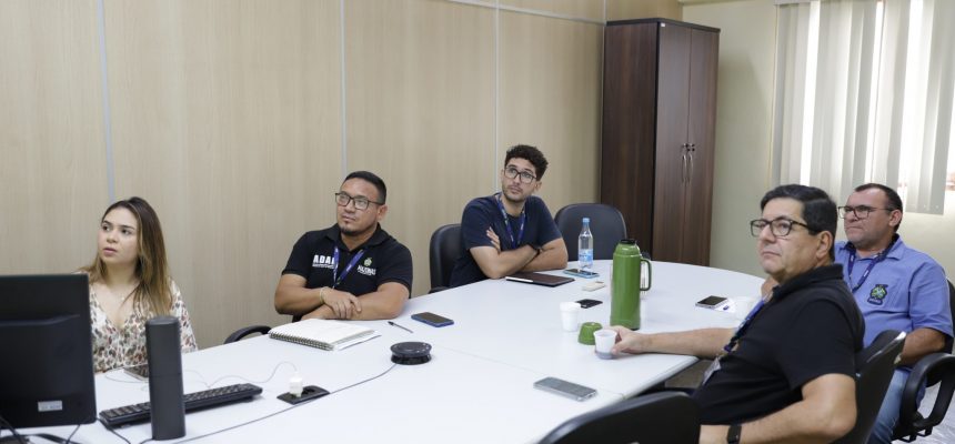 Os servidores da Agência de Defesa Agropecuária e Florestal do Estado do Amazonas (Adaf) que atuam na capital e no interior do estado participaram, na tarde desta quinta-feira (25/05), de um treinamento on-line sobre a praga quarentenária Vassoura-de-Bruxa da Mandioca. A capacitação contou com a explanação do auditor fiscal do Ministério da Agricultura e Pecuária (Mapa), Glauco Teixeira.