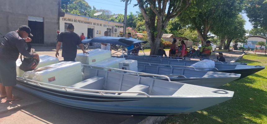 Ao todo, 18 pescadores foram beneficiados com a ação, conforme explica o gerente da Unidade Local (Unloc)/Urucará, Nilson Mendonça, o setor pesqueiro está em plena expansão no município, aumentando, assim, a procura por crédito rural para fomentar a atividade. “O crédito rural é fundamental para que os pescadores artesanais possam investir no crescimento da produção. Com os implementos, eles conseguem desenvolver melhor a atividade, melhorar suas condições de trabalho e de renda familiar”, frisou o gerente.