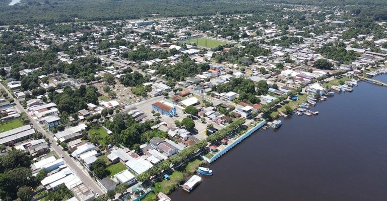 Justiça determina presença de professor auxiliar para estudante autista em escola estadual de Urucará Uma decisão judicial proferida pela Comarca de Urucará (a 259 km de Manaus) garantiu a presença de um professor auxiliar em tempo integral para uma estudante com autismo matriculada na rede estadual de ensino. A medida atende a um pedido da Defensoria Pública do Estado do Amazonas (DPE-AM), após a ausência do profissional no início do ano letivo de 2025. Na ação movida pela DPE-AM, o defensor público José Antônio Pereira da Silva relatou que a estudante foi diagnosticada com transtorno do espectro autista e transtorno dos hábitos e impulsos, o que compromete diretamente seu aprendizado e exige acompanhamento individualizado no ambiente escolar. Segundo o defensor, em 2024, a Secretaria de Estado de Educação e Desporto havia designado uma professora de apoio para acompanhar a aluna. Um relatório multidisciplinar anexado ao processo aponta que, com esse acompanhamento, houve “nítido e relevante desenvolvimento psico-intelectual da criança”, reforçando a necessidade da continuidade do suporte. Apesar disso, no início de 2025, nenhum novo profissional foi designado para dar continuidade ao acompanhamento. A Defensoria chegou a encaminhar um ofício à Secretaria solicitando providências, mas não houve resposta por parte do órgão estadual. Sem retorno, a DPE ingressou com a ação judicial. Na sentença, o juiz Leonardo Mattedi Matarangas deferiu a tutela antecipada e afirmou que os elementos apresentados “demonstram de maneira satisfatória a probabilidade do direito invocado, já que a aluna tem autismo, com transtorno do desenvolvimento intelectual, restrições motoras e com linguagem funcional prejudicada, que justifica o seu acompanhamento por um professor auxiliar, sem o qual dificilmente teria condições de continuar o seu desenvolvimento intelectual”. O magistrado também estabeleceu multa diária em caso de descumprimento por parte do Estado do Amazonas, visando assegurar o cumprimento da decisão em favor da estudante. A decisão obriga o poder público a assegurar o apoio educacional necessário para que a aluna permaneça frequentando as aulas em condições adequadas às suas necessidades específicas.